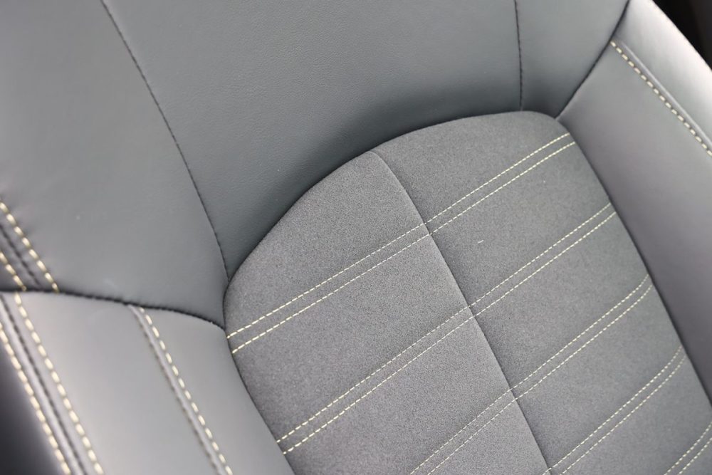 最上級グレードのシート表皮にはスエード調素材（撥水加工）と合成皮革のコンビ素材を採用