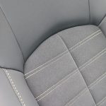 最上級グレードのシート表皮にはスエード調素材(撥水加工)と合成皮革のコンビ素材を採用