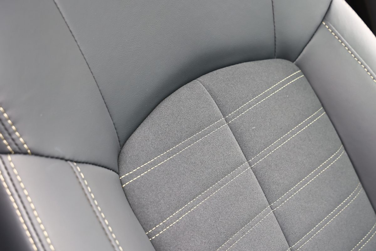 最上級グレードのシート表皮にはスエード調素材（撥水加工）と合成皮革のコンビ素材を採用
