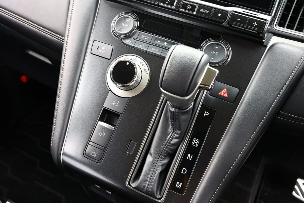 シフト横に走行モードのセレクトダイヤルが新たに設置されている