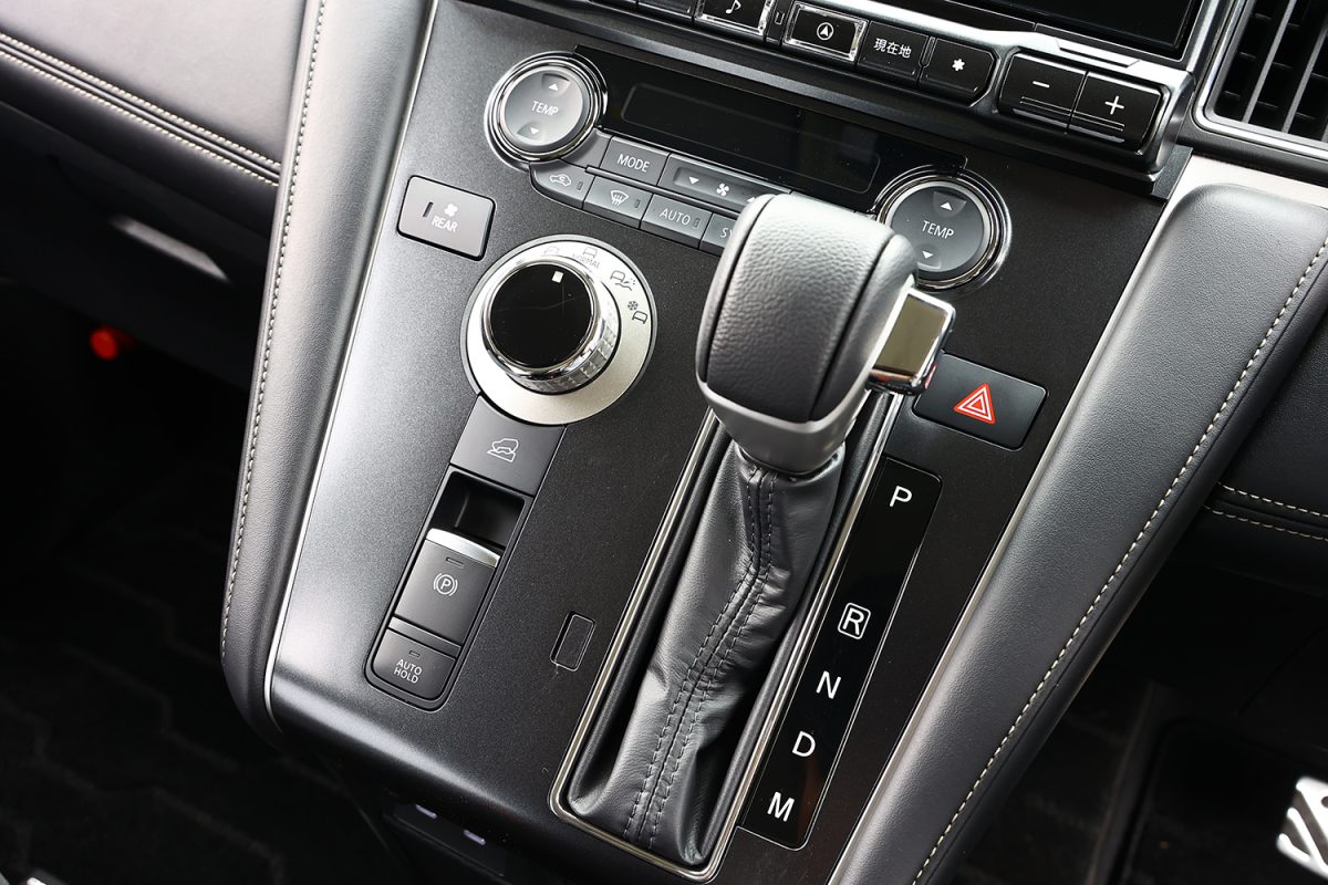 シフト横に走行モードのセレクトダイヤルが新たに設置されている