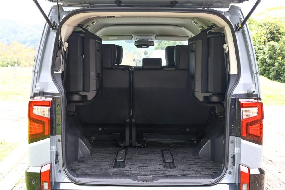 3列目を左右に跳ね上げればラゲッジスペースが広がる