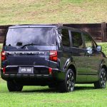 リヤバンパーはフロントのイメージを継承しつつ、リヤゲートに「DELICA」のロゴが入る