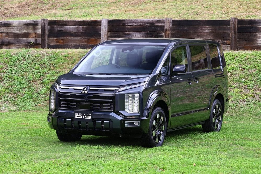 フロントはシンプルなデザインから一転して、ユーザーの声も反映して複雑な形状となった