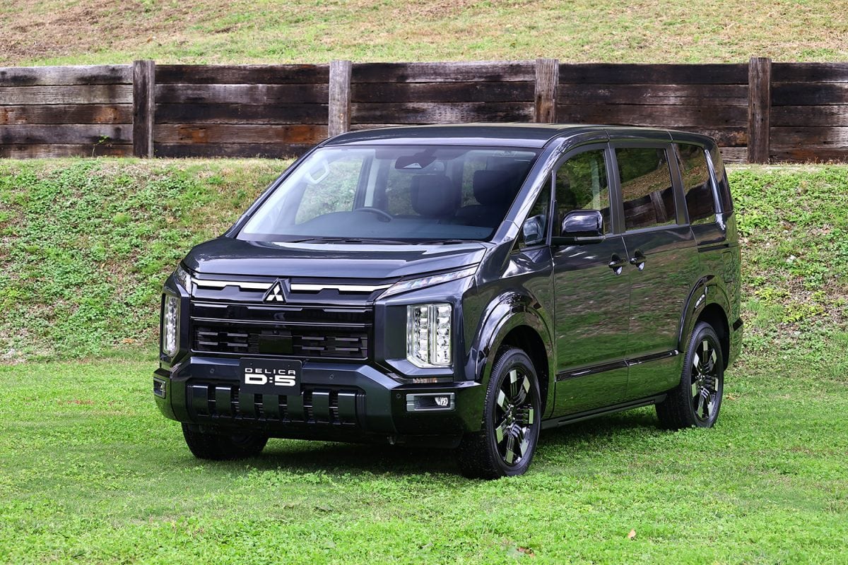 フロントはシンプルなデザインから一転して、ユーザーの声も反映して複雑な形状となった