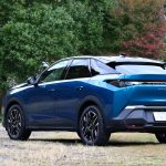 ウインドーを寝かせて、ハイデッキスタイルを強調したリアデザイン