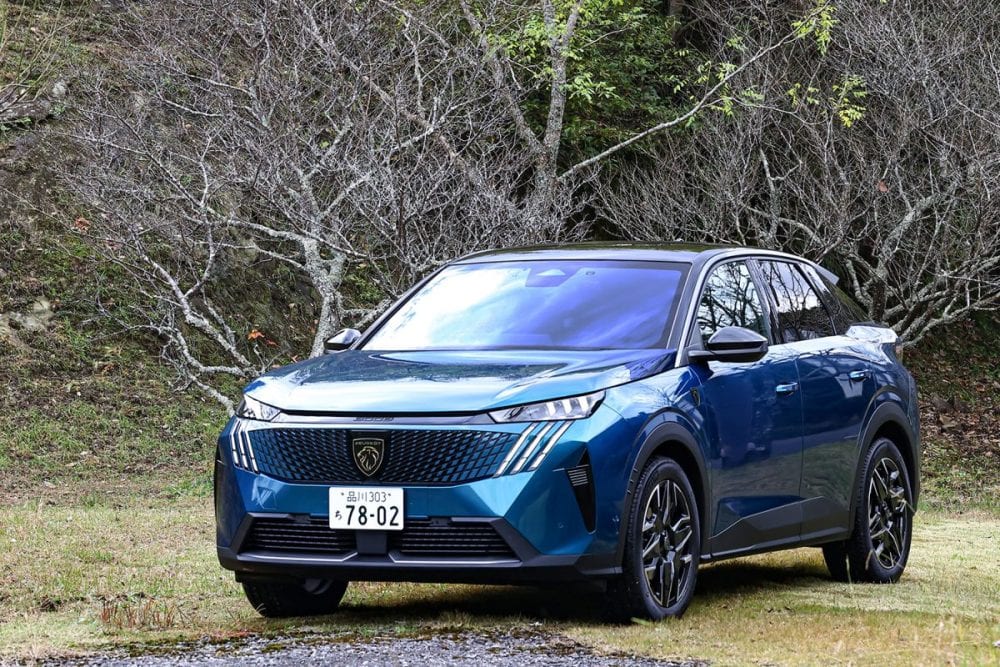 フロントグリルは細かな放射状のグリッドをあしらいつつフレームレスでボディと一体化