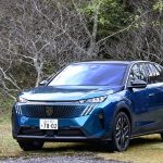 フロントグリルは細かな放射状のグリッドをあしらいつつフレームレスでボディと一体化