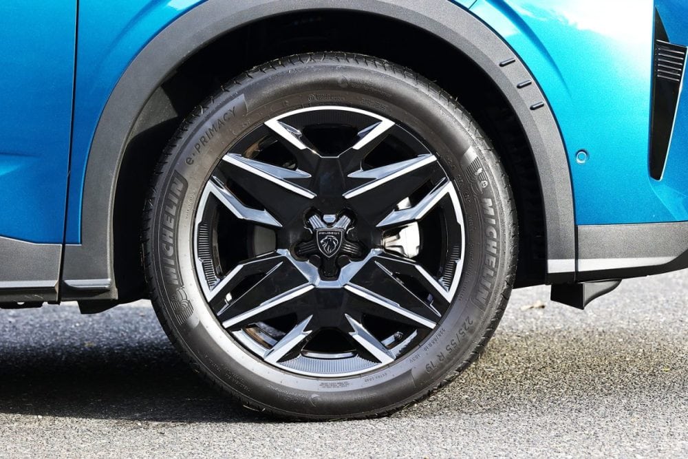 ホイールにはYARIという名前が付いている。日本アルプスの槍ヶ岳がモチーフだ