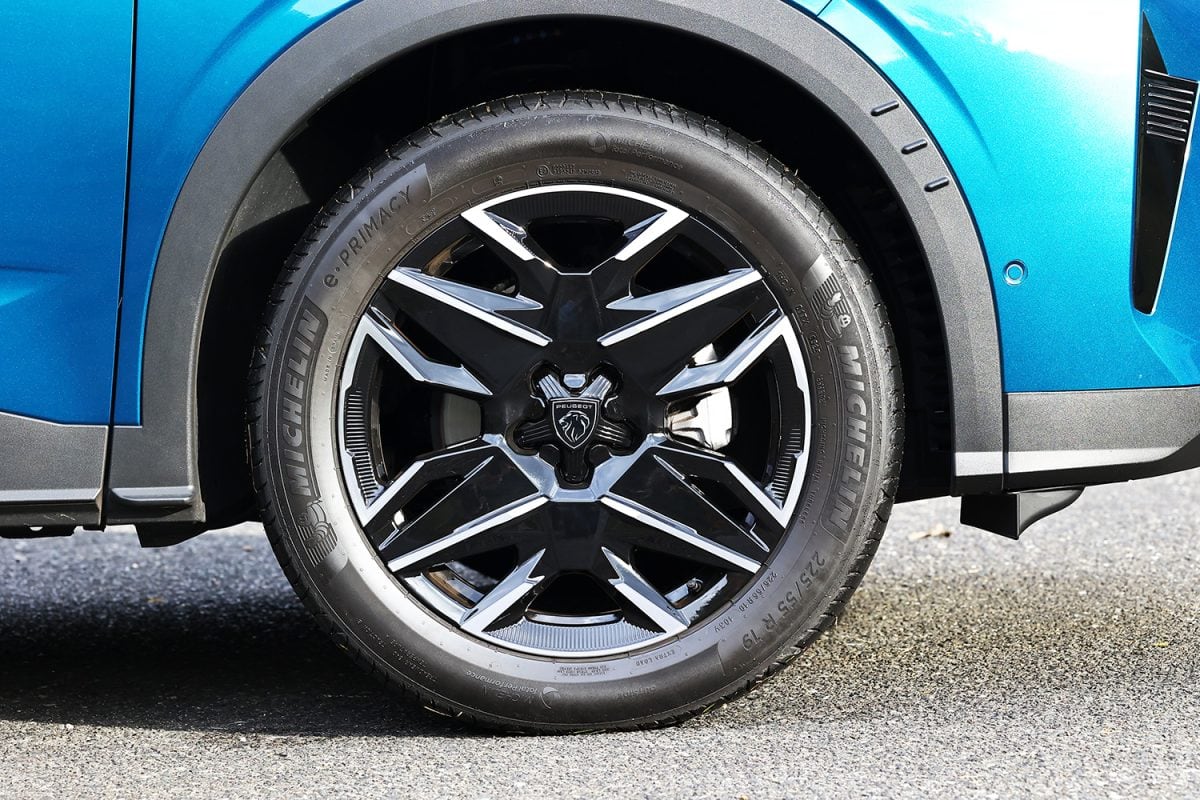 ホイールにはYARIという名前が付いている。日本アルプスの槍ヶ岳がモチーフだ