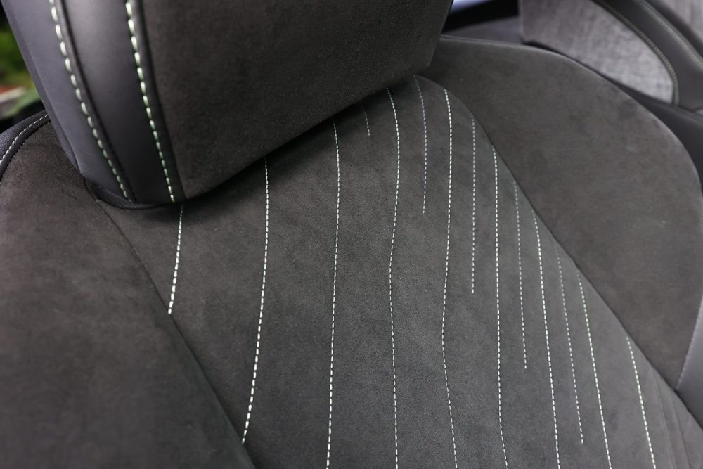 撮影車のアルカンタラパッケージではシート表皮に合成皮革が使用されている