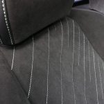 撮影車のアルカンタラパッケージではシート表皮に合成皮革が使用されている