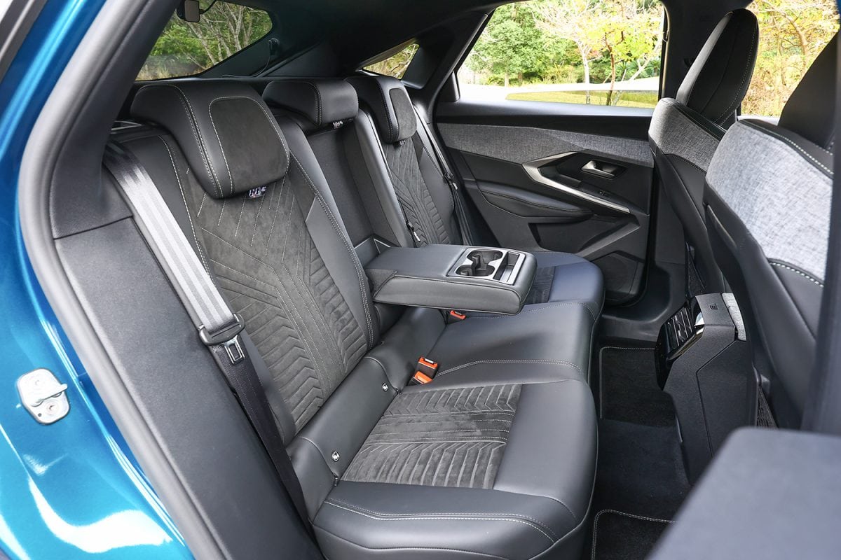 後席は大人ふたりがゆったりと座ることができる