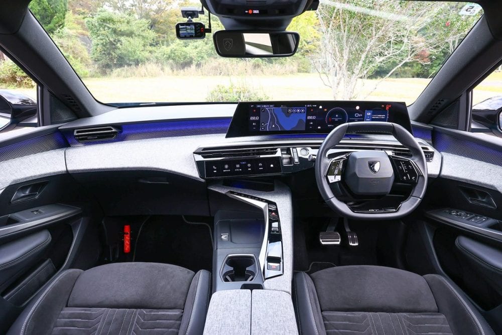 21インチの横長モニターなどを採用したパノラミックiコクピット