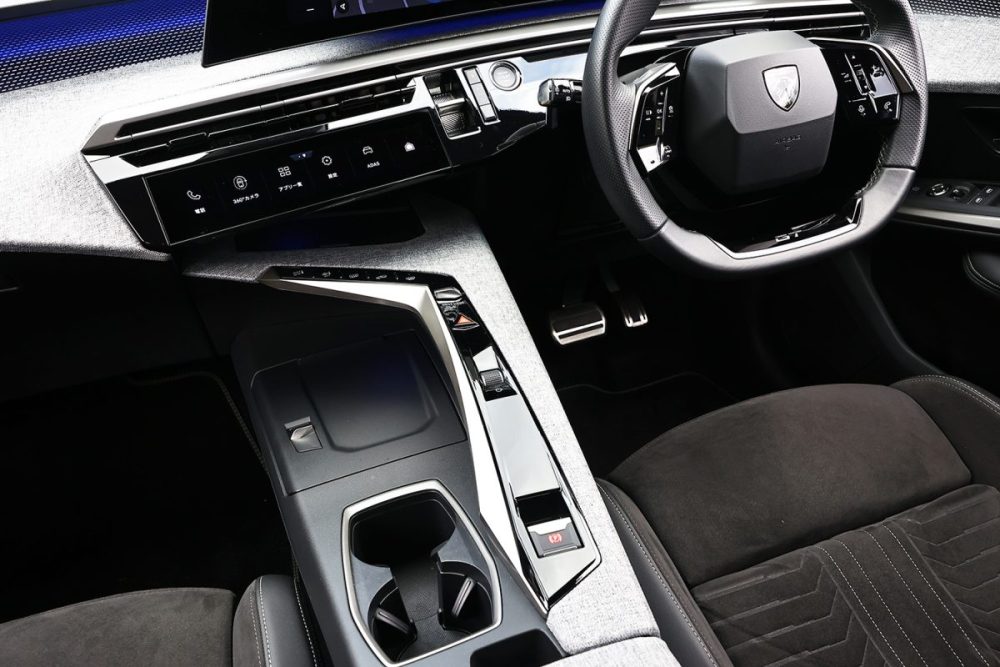 エアコンなどの操作はタッチパネル式のiトグルで行える