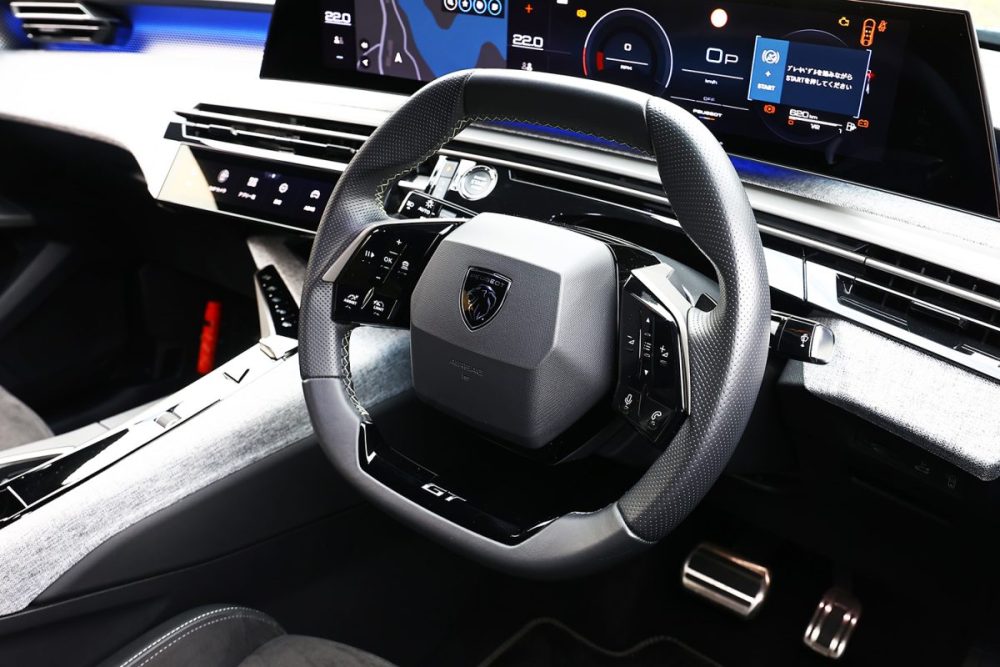 ステアリングは小径で視認性確保も狙って上下がフラットになっている