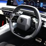 ステアリングは小径で視認性確保も狙って上下がフラットになっている