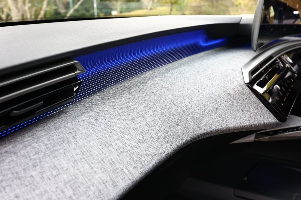 インパネのくぼんだ部分やシフトまわりなどを照らしてくれるアンビエントライトを装備