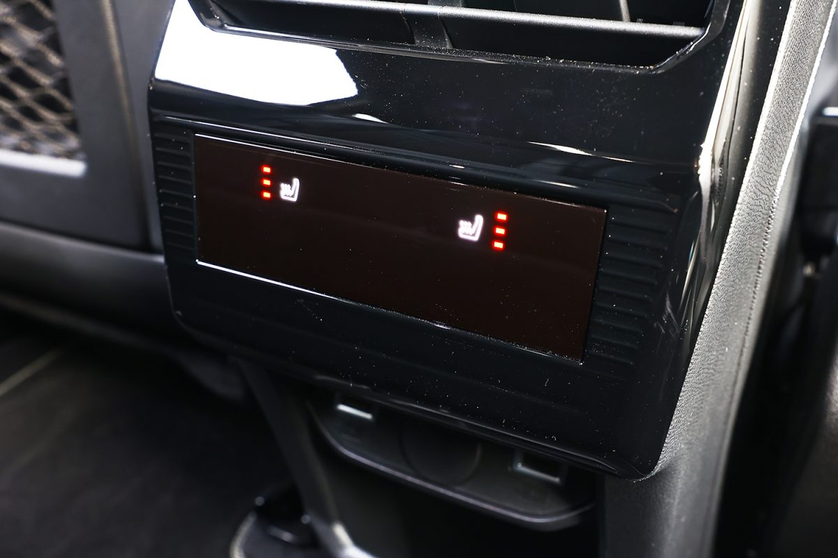 アルカンタラパッケージでは後席にもシートヒーターが付く