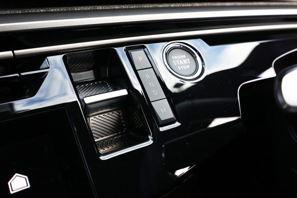 インパネ上にあるシフトは、ボタン式のニューオートマチックセレクターと呼ばれる