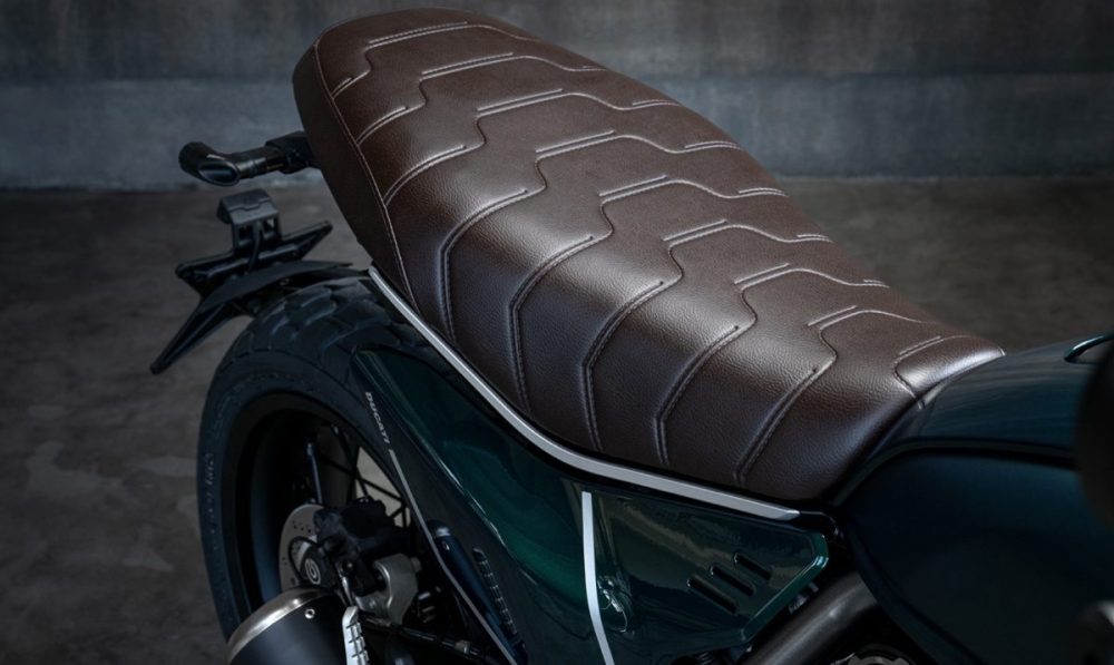 落ち着きのあるブラウンカラーとステッチデザインが特徴となるシート