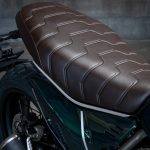 落ち着きのあるブラウンカラーとステッチデザインが特徴となるシート