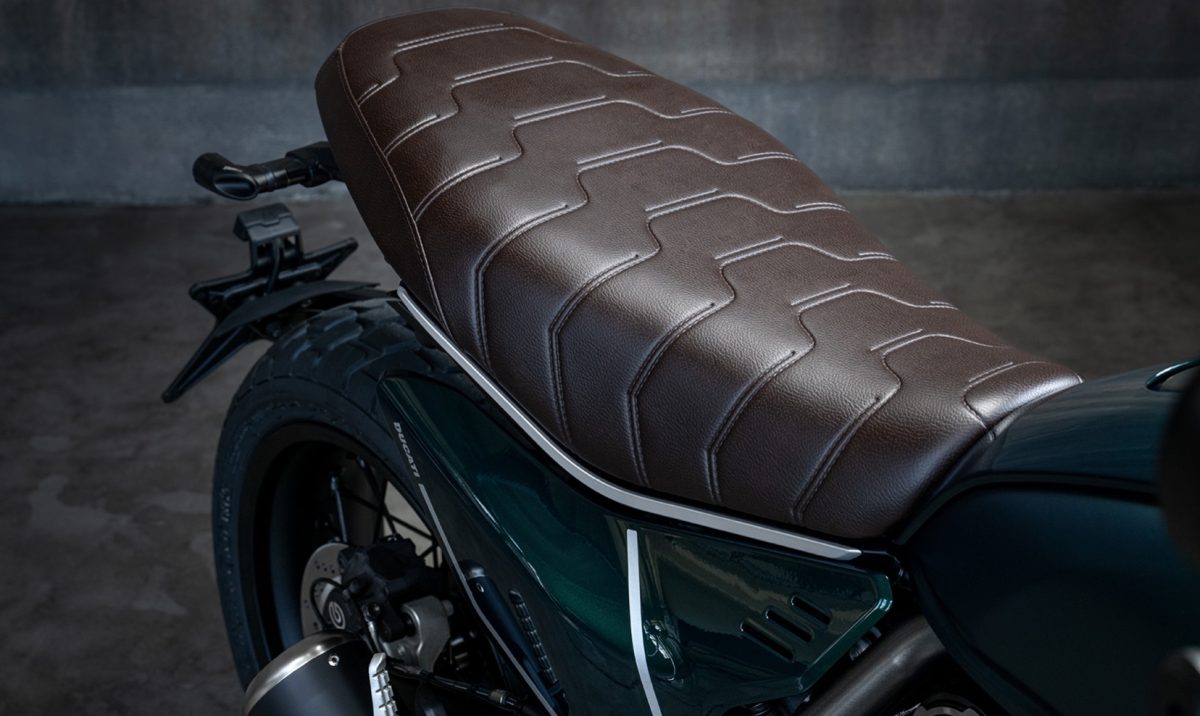 落ち着きのあるブラウンカラーとステッチデザインが特徴となるシート