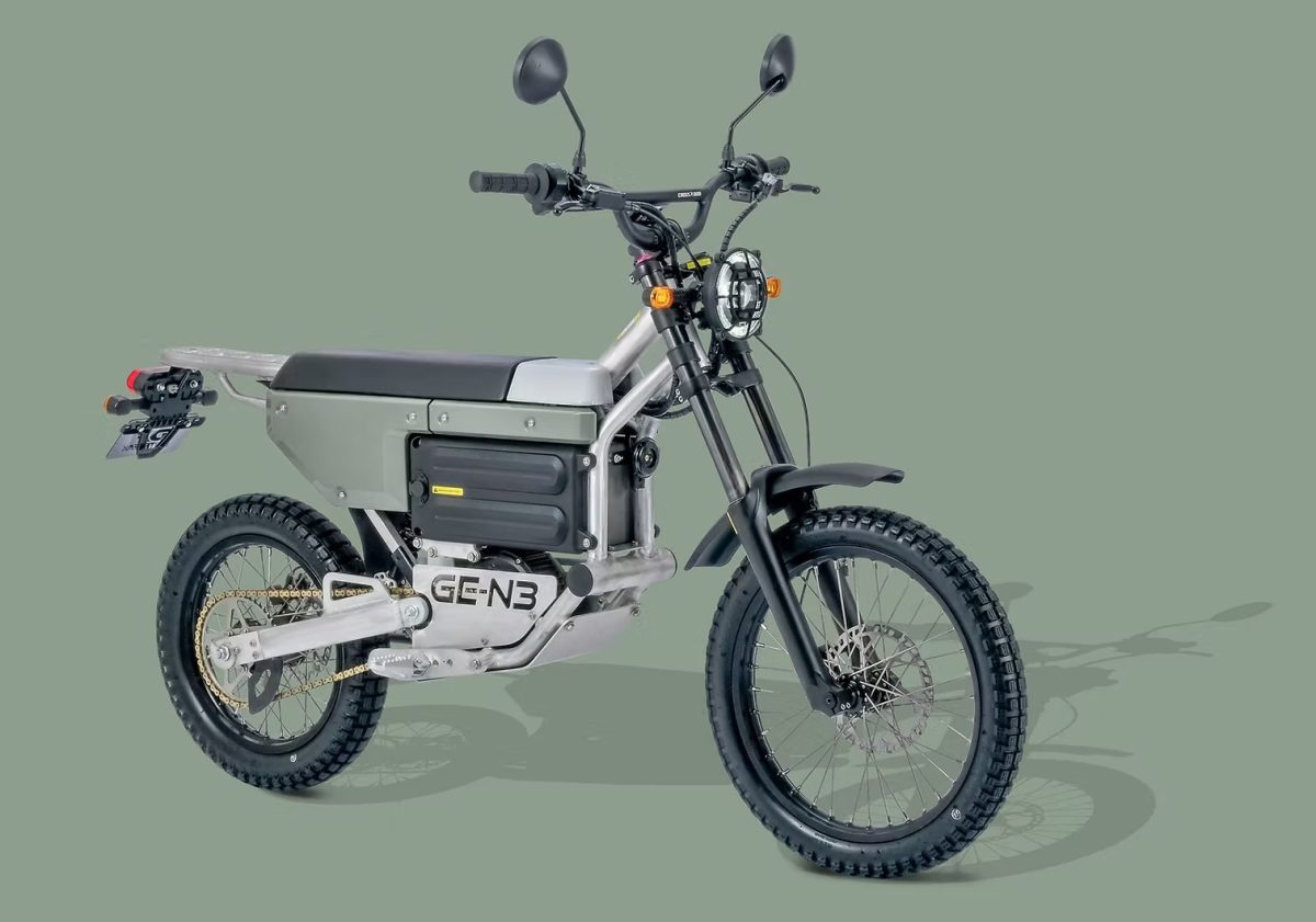 森や山道などの自然に溶け込みつつ、街では個性を放つアンティークグリーンカラー