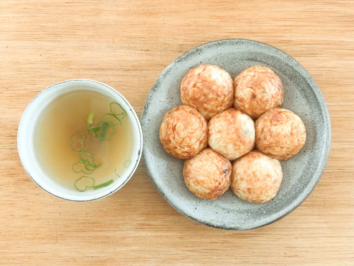 フワフワ食感のたこ焼きは出汁との相性がバッチリ