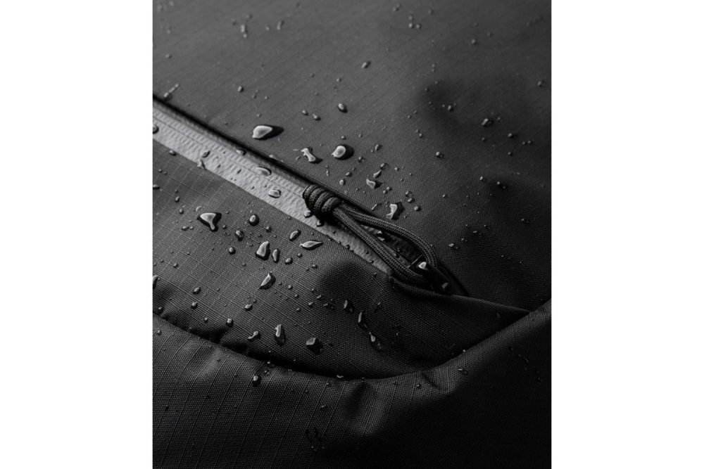 YKKアクアガードジッパーとAxoflux&reg;生地で、耐候性に優れている