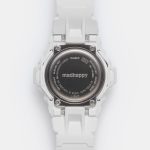 裏蓋にはMadhappyのロゴを刻印