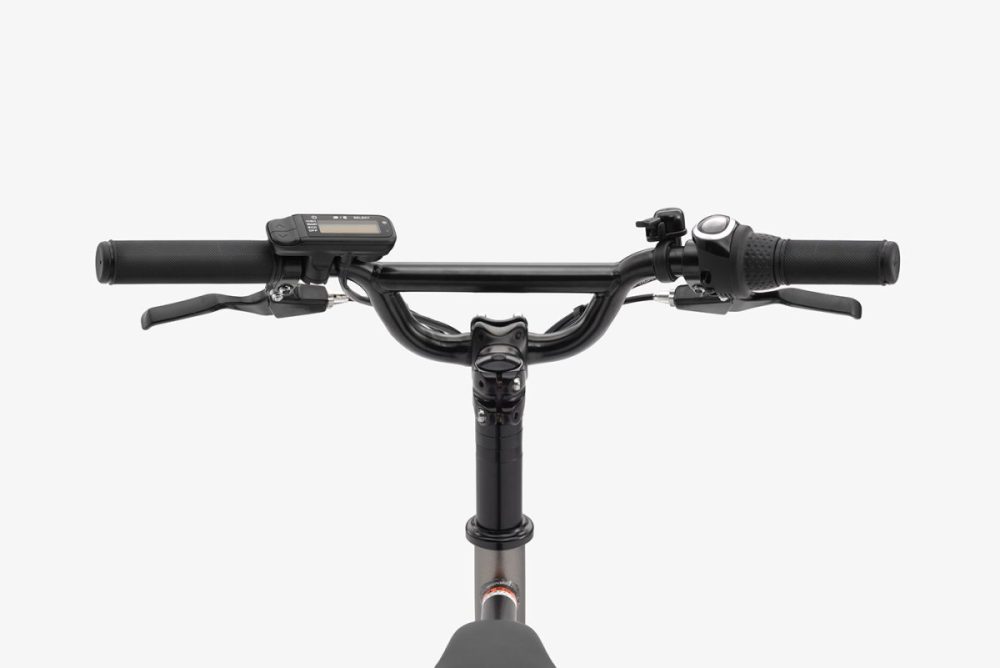 BMXスタイルのブリッジハンドルにアヘッドステム＆スペーサーを組み合わせたスポーティなルックスのハンドルまわり