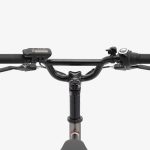 BMXスタイルのブリッジハンドルにアヘッドステム＆スペーサーを組み合わせたスポーティなルックスのハンドルまわり