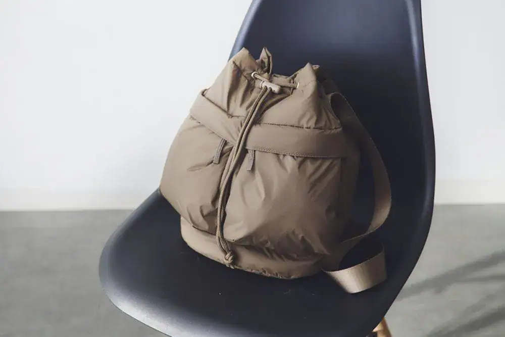 第2位　【無印良品の絶妙すぎるバッグ】今の季節に最適！「撥水中わた入り 巾着バッグ」は変幻自在の相棒になる／No.1モノ雑誌編集長のお墨付き『コレ買いです』Vol.135