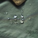 表地には異形中空糸を使用した軽さが特徴のナイロン素材を採用