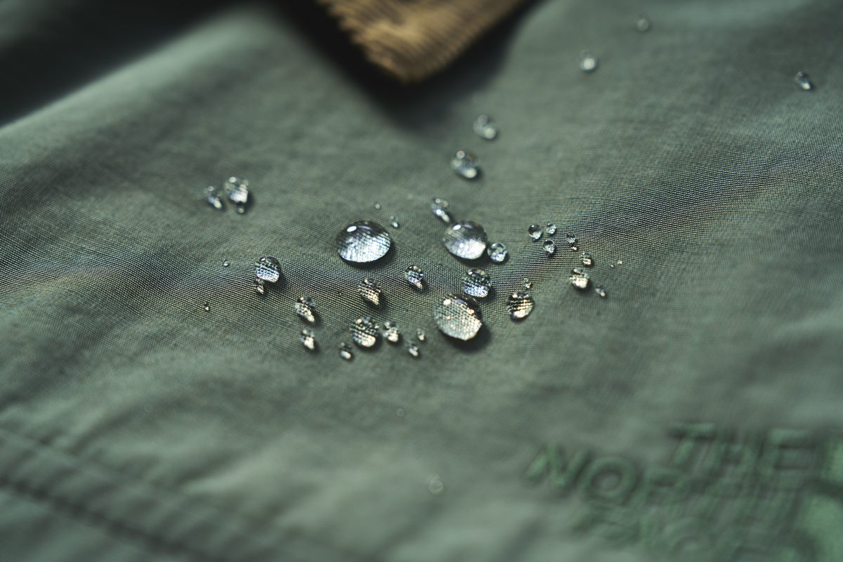 表地には異形中空糸を使用した軽さが特徴のナイロン素材を採用