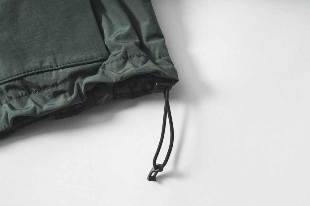 絞りを調整すればシルエットも変化できますし、袖のテープと合わせて風の侵入を防げる