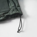 絞りを調整すればシルエットも変化できますし、袖のテープと合わせて風の侵入を防げる