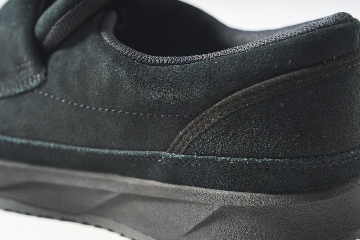 アッパーにはスエードを採用している点も大人っぽくて良い