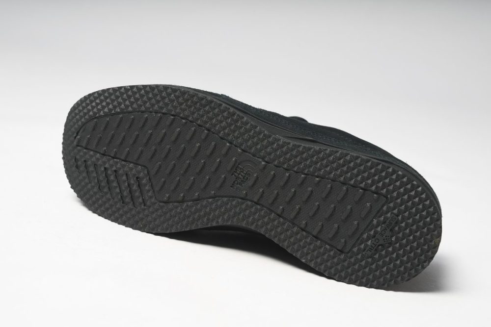 自社開発したSurfaceCTRL&trade;アウトソールを搭載し、濡れた路面でも乾いた地面でも高いグリップ性を実現