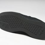 自社開発したSurfaceCTRL™アウトソールを搭載し、濡れた路面でも乾いた地面でも高いグリップ性を実現