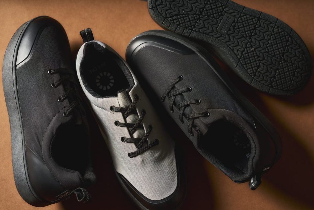 スタイリッシュなデザインからは想像できない高機能性も相まって、人気を得ているシューズ