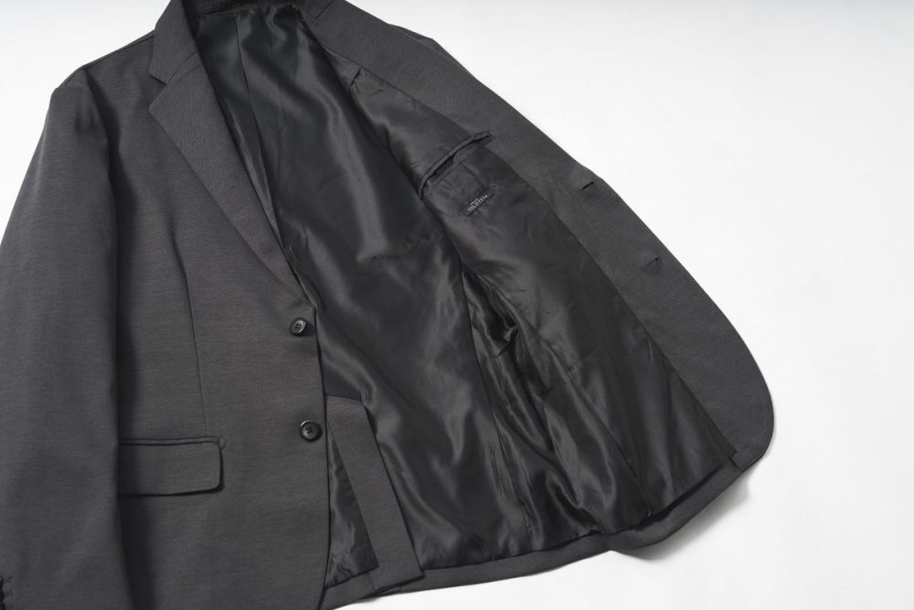 ジャケットは裏地ありの総裏仕様