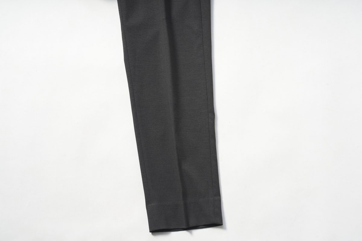 シルエットは裾にかけた緩やかなテーパードで美脚効果も