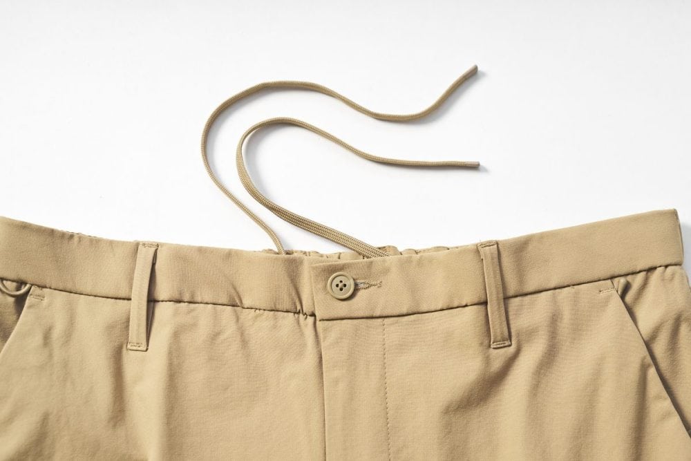 ベルトループに加えドローコードも付いており、シーンに応じて穿き方を変えることができる