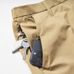 フロントにはスマホポケットやメッシュ仕様のジップポケットなど、左右に複数のポケットを配している