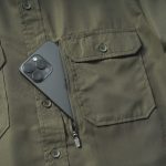 両胸のポケットに加え、ジップポケットも完備