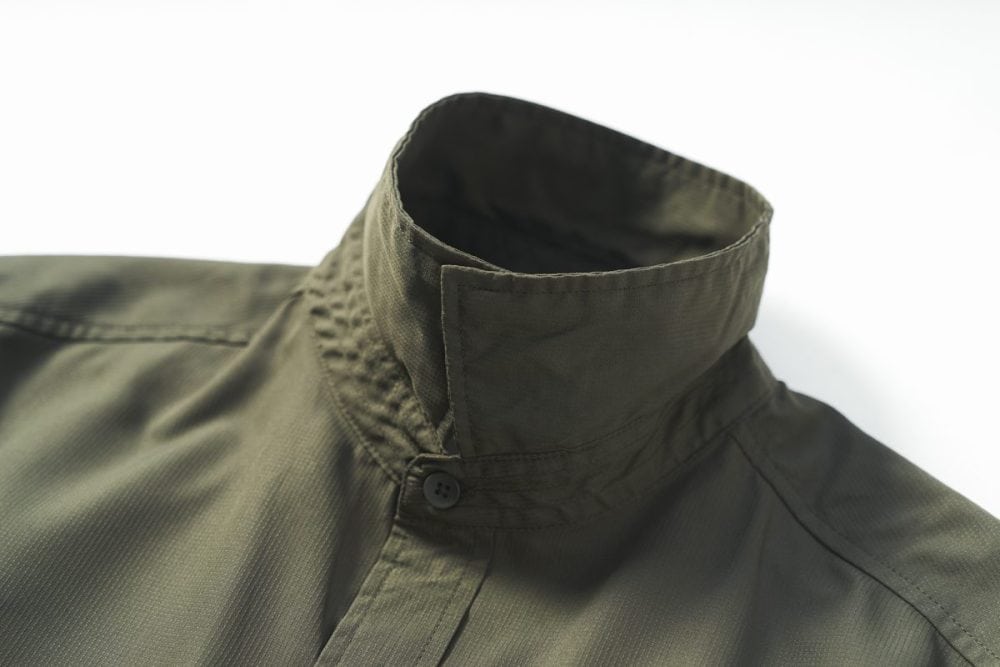 立ち襟にすることで防寒性をアップ