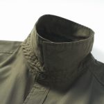 立ち襟にすることで防寒性をアップ