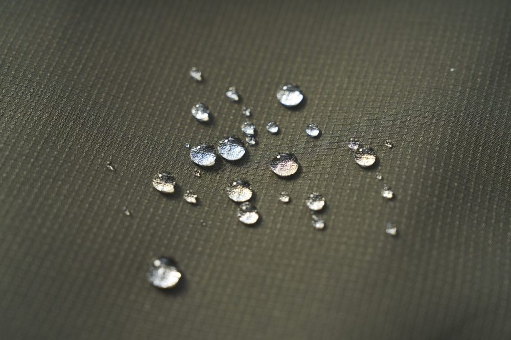 本体にはポリエステル100％でテフロン加工が施されている